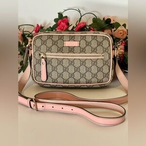 Stunning Gucci GG Supreme Canvas Crossbody Camera Bag Beige Pink